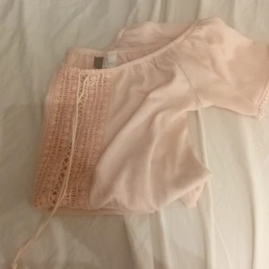 Ljusrosa topp - Säljer denna sjuktsnygga unika topp i storlek xs helt oanvänd! Använder tyvärr den inre så lika bra att sälja🩷😇