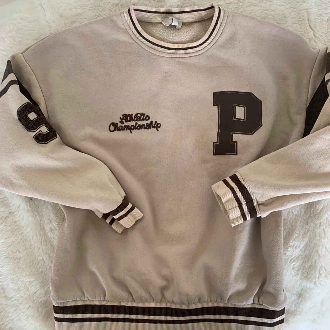 Oversized Beige sweatshirt med bruna detaljer. Beige tröja.