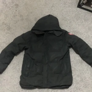 Canadagosse - Jag säljer en äkta Canada Goose-jacka i storlek XL. Jag har använt den en vinter, men tyvärr har jag gått upp i vikt, så den passar mig inte längre priset går diskutera 