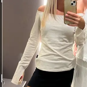 Säljer en superfin beige offshoulder topp i mjukt material. Perfekt för både vardag och fest! Den har långa ärmar och en tight passform som framhäver figuren. Passar perfekt till jeans eller kjol. Hör av dig vid intresse! 💫