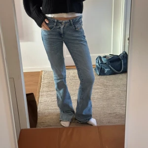 Blå jeans med bootcut - Säljer ett par snygga blå jeans med bootcut. De är slitna längst ner, därav priset. Lågmudjade dieseljeans!! För långa på mig som är 173☀️