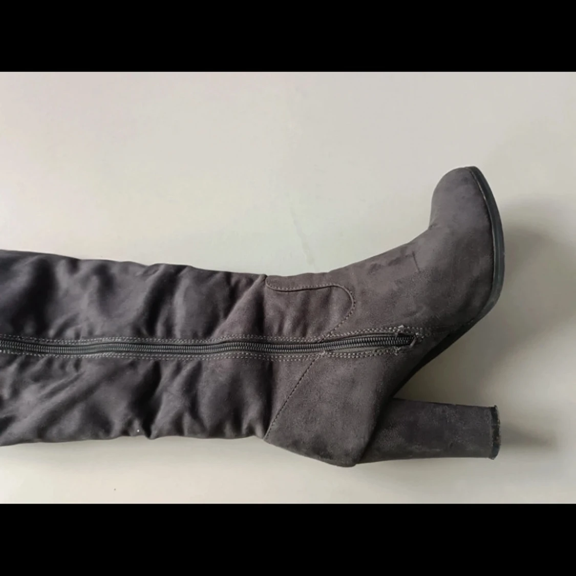 Grå mockastövlar med klack - 92