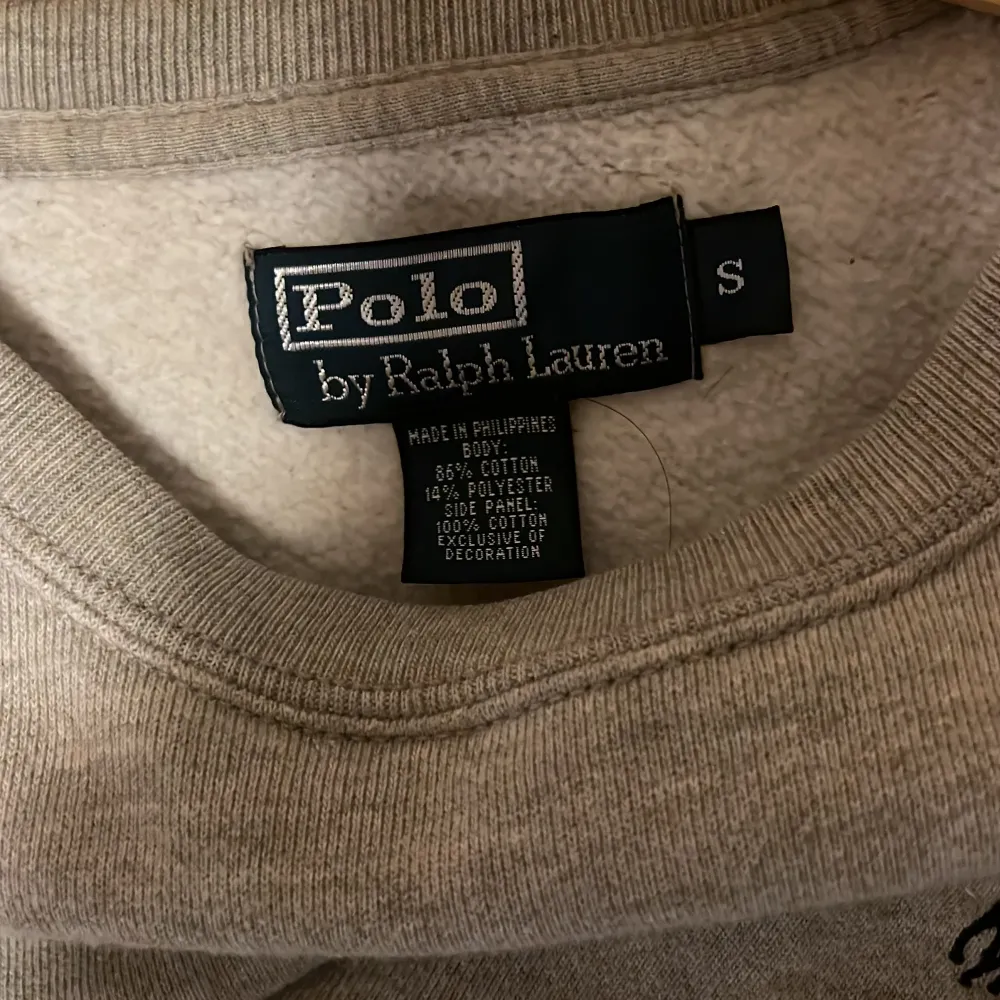 Säljer en stilren grå sweatshirt från Polo Ralph Lauren i storlek S. Tröjan är i bomull och polyester, perfekt för både höst och vår. Den har en klassisk passform med långa ärmar och en liten broderad logga på bröstet. Superbekväm och lätt att matcha med allt! 🩶. Tröjor & Koftor.