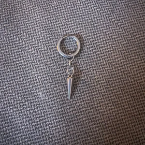 Örhängen 2st - Säljer ett par coola örhängen med en konformad hängande detalj. Finns i både silver och guld. Perfekta för att ge din outfit en festlig touch! Passar till både vardag och fest. Kontakta för fler frågor💕 Ett par för 65kr