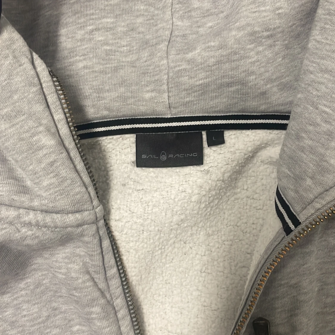 Grå hoodie från Sail Racing - 91