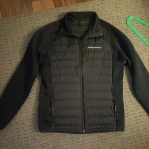 Svart jacka från Peak Performance - Säljer en snygg svart jacka från Peak Performance i mycket bra skick. 