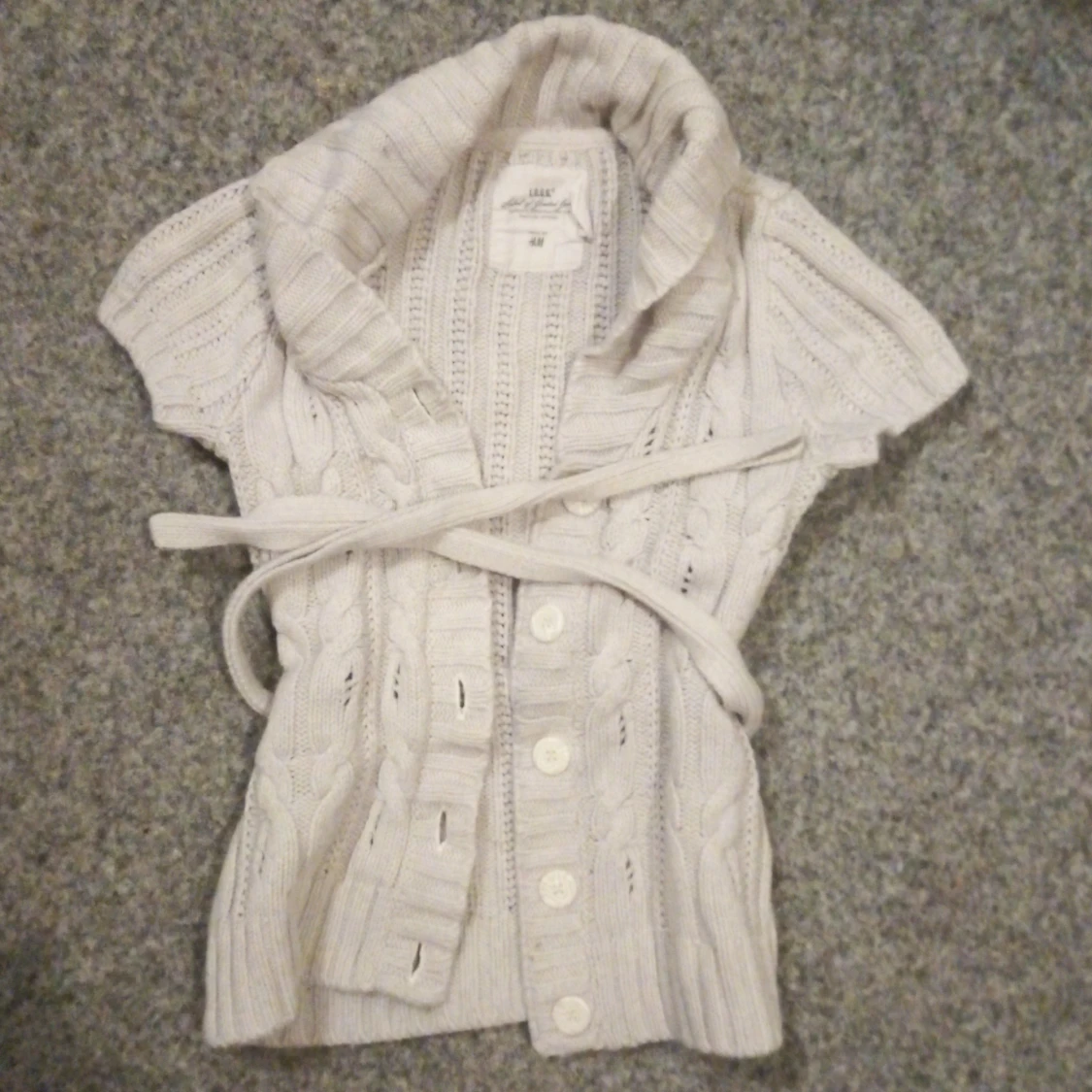 Ser beige ut men är ljus grå stickad kofta från H&M - 92