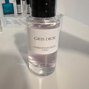 Gris Dior Eau de Parfum - Säljer en elegant flaska Gris Dior Eau de Parfum från Christian Dior.  köpt för 1500 säljer för  1000  då den inte kommer till användning, 40 ml