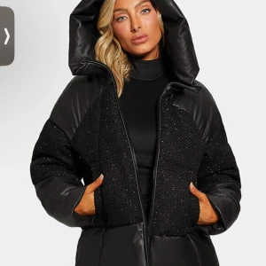 Svart pufferjacka med huva - Säljer min jacka från Guess. Köpt år 2022. Skriv för bilder👍🏼jackan är i storlek S men har en lite oversize passform. Pris kan diskuteras