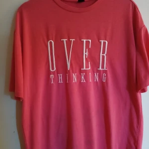 T=Shirt  - Cerise Rosa T shirt med text "OVER THINKING" i gott  skick knappt andvänd från shein. 