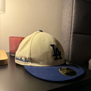 LA Keps - Säljer min keps då jag inte har använding till den. Är i perfekt skick med inga defekter, skulle nästan säga i nyskick, men har dock haft på mig den några gånger. Fraktar hellst men kan mötas i malmö 🤝 DM för mer info ℹ️ 