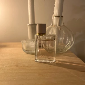 Burberry Her Parfym - Säljer en Burberry Her. Har knappt använt då doften inte passar mig. Kan gå ner i pris vid snabb affär!💗