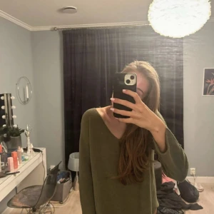 Olivgrön stickad tröja - Säljer en supermysig olivgrön stickad tröja med en avslappnad passform. I kashmir material nypris 850kr. Den har en v-ringad hals och långa ärmar, perfekt för höst och vinter. Tröjan är i bra skick och passar perfekt för en casual look. Perfekt för att mysa hemma eller en dag på stan!