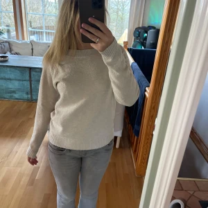  stickad tröja - beige stickad tröja i bra skick, är dock lite nopprig.