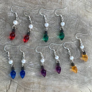 Örhängen  - Vackra jul-örhängen av vita pärlor och färgade glödlampor🎄De finns i röd, blå, gul, lila, grön och röd-grön💡