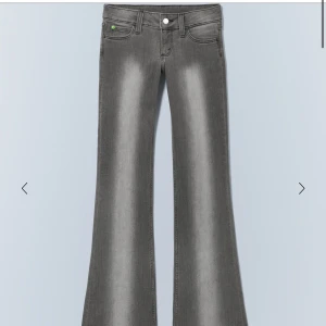 Lågmidjade jeans  - Säljer dessa populära Lågmidjade jeans från Weekday i strl 24/32 eftersom de va lite små i midjan för mig🤍Helt nya och aldrig använda! 
