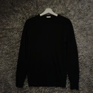 Merinotröja från John Henric - Säljer nu denna otroligt sköna merinotröja från John Henric i 100% merinoull. Tröjan är använd vid ytterst få tillfällen och har använts varsamt. Skicket är 9/10 och har inga tecken på användning. Nypris är 999 kr mitt pris 449 kr.