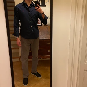 Ralph Lauren Skjorta - Jättestilig Ralph Lauren skjorta i otroligt skick. Strlk M. Passar perfekt till vilket tillfälle som helst. Kika gärna på dom andra annonserna som finns uppe. Vid frågor, skriv gärna pm. Allt gott, mvh