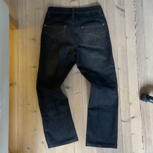 Svin fetta jeans !! 💸💸 - Helt nya, lite baggy bootcut vibe asså ass feta nice wash o så perfa för en drain, opium, grich, emo, hippie, laid back outfit 🙏🙏🙏💸🦅