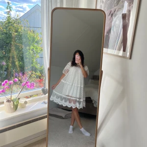 Vit spetsklänning - Superfin vit spetsklänning med korta ärmar och vackra spetsdetaljer. Perfekt till studenten eller sommaren. Klänningen har en luftig passform och når strax ovanför knäna. Den har en söt volangkant längst ner. Står storlek S men skulle säga att den passar mer som en S/M