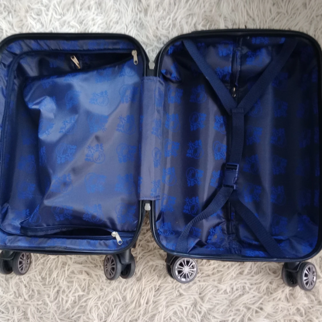 Silverfärgad resväska med hjul - 92