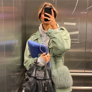 Custommade jacka - Intressekoll på världens snyggaste jacka! Windie jacket från custommade. Säljer i den gröna färgen på näst sista och sista bilden. Så cool och unik. Storlek S/M