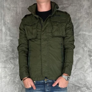 G-Star jacka - Säljer denna G-star jacka då den inte används längre. Modell: 180 cm 70 kg. Storlek: S. Skick: 8/10.