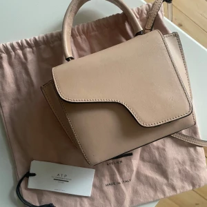 Atp atelier väska  - Snyggaste atp atelier väskan i limiterad dusty Pink, har få skrapor (skriv för bilder) men annars topp skick! Köpt på nk, dustbag + tagg medföljer💘💘öppen för byten 