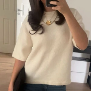 Vit stickad tröja - Säljer en superfin vit stickad tröja i normal passform. Inga defekter, från gina tricot