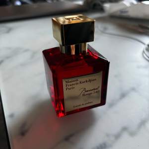 Säljer en parfym av Maison Francis Kurkdjian, Baccarat Rouge 540 Extrait de Parfum. Flaskan är i en elegant röd färg med en guldig kork. Innehåller 70 ml av denna exklusiva doft. Perfekt för den som vill ha något unikt och sofistikerat. Passa på att köpa denna ikoniska doft!