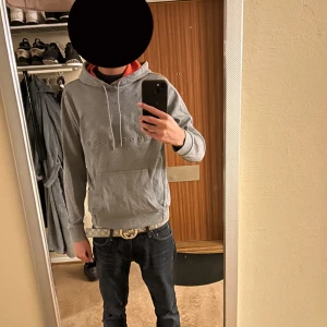 Hugo boss hoodie - Grå Hugo boss hoodie i storlek s, använt skick men omhändertagen 