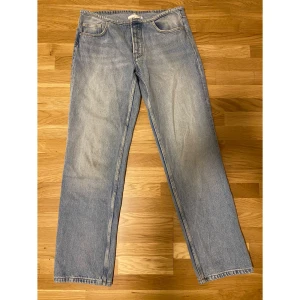 Blå jeans från Sinsay - Säljer ett par klassiska blå jeans från Sinsay i storlek 38. De har en straight passform och är låg midjade.