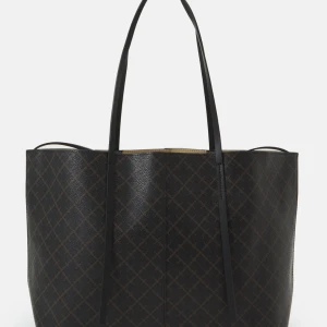 Svart shoppingväska med rutigt mönster - Snygg och rymlig svart By Malene Birger väska. Väskan är i använt skick men funkar lika bra, den har inga synliga defekter förutom att den är lite smutsig inuti väskan.