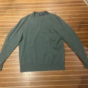 Grön tröja från Polo Ralph Lauren - Säljer en grön tröja från Polo Ralph Lauren i storlek M. Tröjan är i mycket bra skick. Riktigt skön. Hör av dig vid minsta fundering!