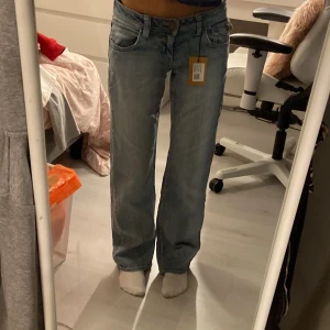 Baggy jeans - De är i jätte bra skick men har ändast testat de för att jag köpte de second hand från sellpy. De är egentligen mäns jeans men det passar ju också för tjejer. De skulle egentligen vara utsvängda för män