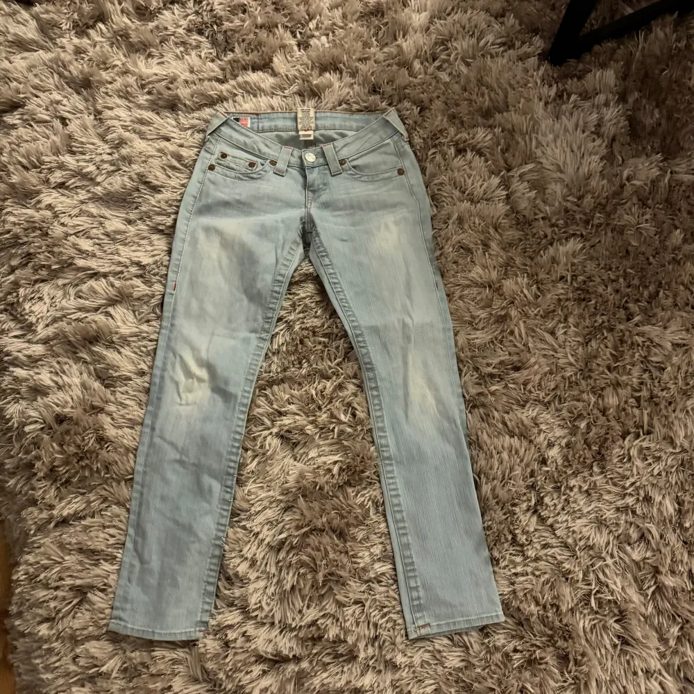 Säljer ett par lågmidjade ljusblå true religion jeans i mycket bra skick, i storlek W25 💗Är öppen för prisförslag 🥰. Jeans & Byxor.