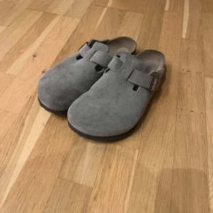 Birkenstock Boston taupe  - Säljer ett par taupe sandaler från Birkenstock i mocka.  Använda några gånger under sommaren men de är i bra skick. Priset är inte satt i sten.