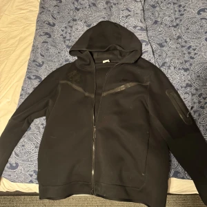 Aik nike tech - Aik nike tech i nyskick som köpts på aiks egna merchandise för 1200! Storlek XL men passar mer som en L! Obs artikeln kan ej längre köpas på deras egna merchandise!