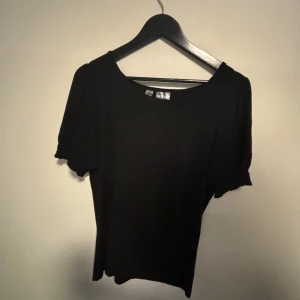 Tröja  - En svart tröja den e ganska lång men den e sjukt snygg och sjukt skön men använder inte 