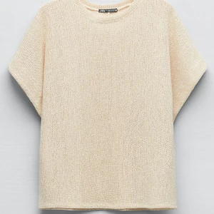 Beige stickad tröja från Zara - Säljer en superfin beige stickad tröja från Zara. Den har en enkel och stilren design med korta ärmar och rund hals. Perfekt för en avslappnad look, oavsett om det är vinter eller sommar. Tröjan är i bra skick och passar till det mesta i garderoben!