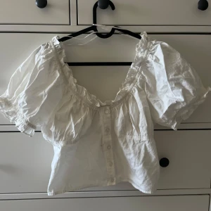 Fin topp ginatricot  - Säljer en jättefin topp från ginatricot för att det inte kommer till användning. Somrig men funkar året runt. Använd fåtal gånger och är i nyskick.  Storlek 44 men passar även 42,40 Säljer för - 150kr