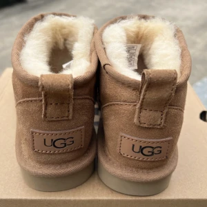 UGG Classic Ultra mini Chestnut  - Säljer mina UGGs som är inyskick! Storlek 39 i färg chestnut, modell ultra mini. Pris kan diskuteras! 