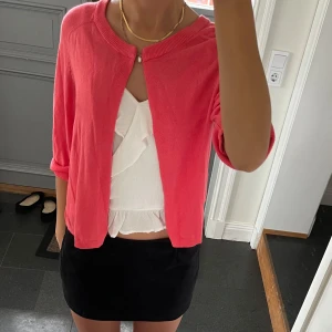 Rosa trekvartsärmad kofta  - Rosa trekvartsärmad kofta med en knapp högst upp. Märket är Rick Cardona. Fint skick. Storlek 38, passar S och M. Använd gärna köp nu!