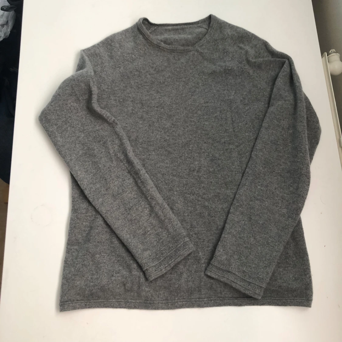 mjuk grå stickad tröja 