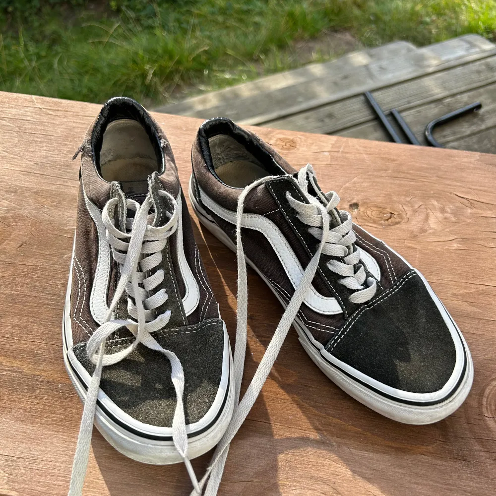 Svarta old school sneakers från Vans. Välanvända med slitage samt aningen blekta. Har fortfarande lite go kvar dock!. Kengät.