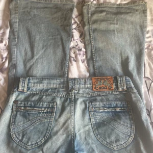 Lågmidjade diesel jeans - Vintage low waist jeans från diesel köpta second hand. Midjemåttet är ca 44cm tvärs över och ytterbenet är 110cm. Byxorna är tyvär lite slitna mellan benen och priset kan därav såklart diskuteras🫶  Tryck inte på köp nu💗💗