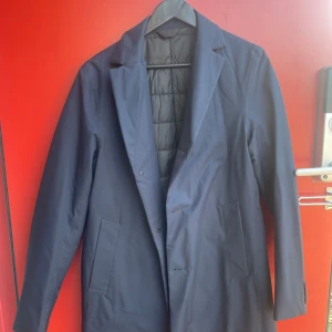 J. Li deberg Kappa - Använd varsamt 2 gånger så den är i toppenskick. Storlek 48. Tveka inte med att höra av er, priset kan justeras!