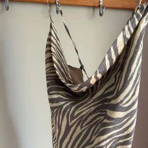 Adoore vienna dress - Använd 1 gång, som ny. Normal i storlek 🤍