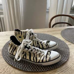 Söker dessa supercoola zebra converse då de är för små för mig. Burna 1 gång och är i mycket bra skick. 