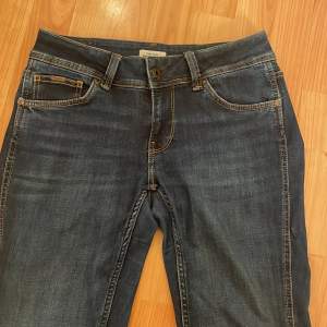 Mid-waist bootcut jeans från pepe jeans. Säljs eftersom dem är lite för små och knappt kommer till användning. Liten skada längst ner som man ser på bild 4. Og pris: 950kr Midjemått:29cm Insöm:30 Små i storleken